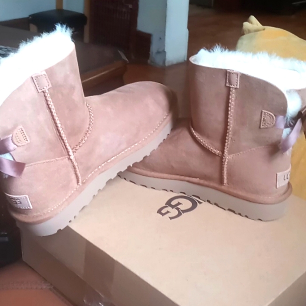 UGG SZ 6 W/ MINI BOW 11 - Picture 4 of 8